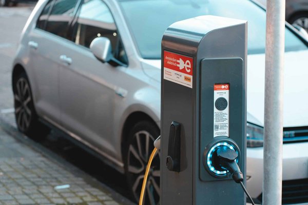 Quels sont les défis de l'intégration des systèmes de recharge rapide pour les véhicules électriques dans les infrastructures existantes?